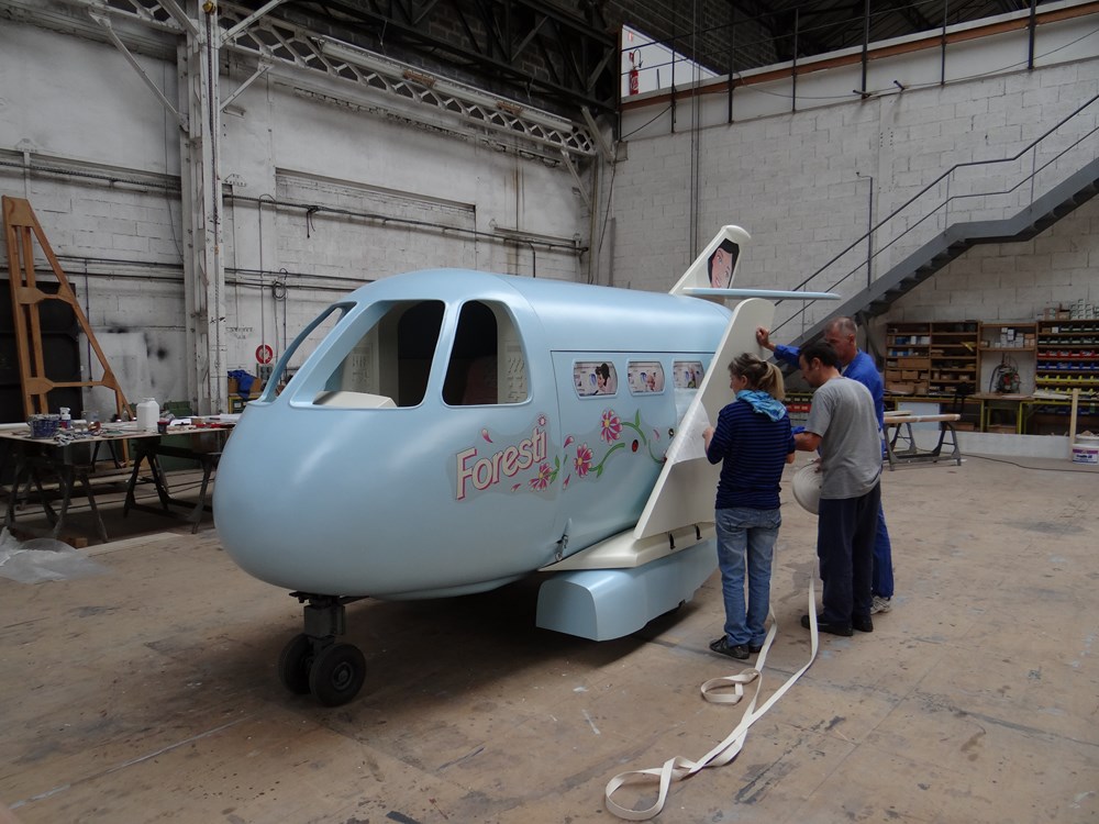 Jacquet Sculpture Avion de Florence Foresti, l'avion Barbie en géant pour  le spectacle Foresti Party
